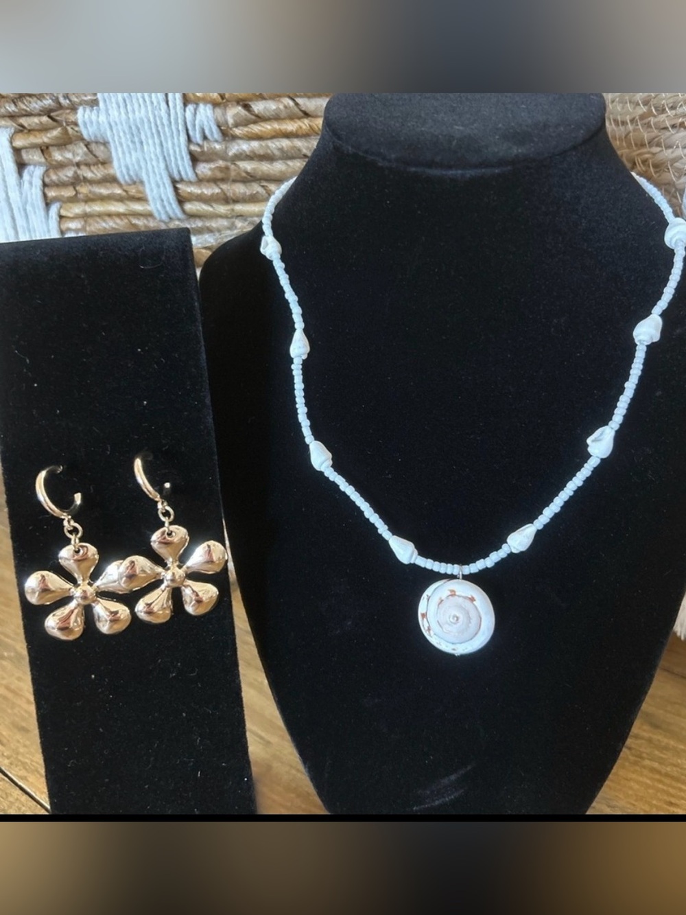 Urban Outfitters Bundle of Seashell necklace Gold flower/power earrings beach